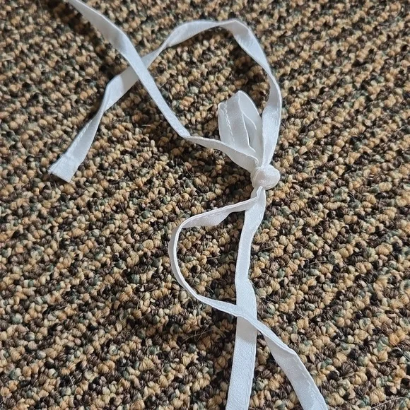 Elegant Lace Wedding Dress in Cream - Picture 5 of 9